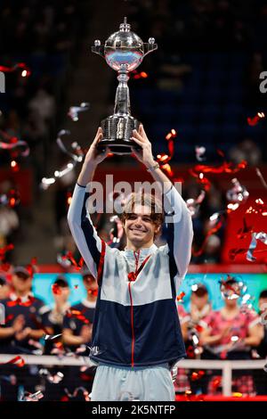 Tokyo, Japon. 9th octobre 2022. TAYLOR FRITZ (USA) pose avec trophée lors de la cérémonie de remise des prix pour les championnats de tennis Rakuten Japan Open à l'Ariake Coliseum. Fritz a remporté le match final des célibataires 7:6(3), 7:6. (Credit image: © Rodrigo Reyes Marin/ZUMA Press Wire) Credit: ZUMA Press, Inc./Alamy Live News Banque D'Images