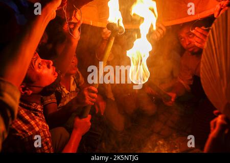 Dhaka, Dhaka, Bangladesh. 9th octobre 2022. Des milliers de bouddhistes ont célébré la traditionnelle Prabarana Purnima au temple du Bouddha de Kamolapur Bihar à Dhaka, au Bangladesh, sur 09 octobre 2022. Ils ont libéré des ballons en papier aux chandelles dans l'air. (Credit image: © Abu Sufian Jewel/ZUMA Press Wire) Credit: ZUMA Press, Inc./Alamy Live News Banque D'Images