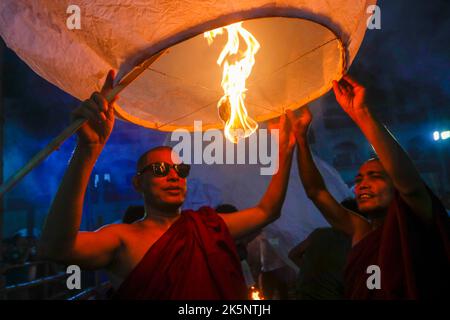 Dhaka, Dhaka, Bangladesh. 9th octobre 2022. Des milliers de bouddhistes ont célébré la traditionnelle Prabarana Purnima au temple du Bouddha de Kamolapur Bihar à Dhaka, au Bangladesh, sur 09 octobre 2022. Ils ont libéré des ballons en papier aux chandelles dans l'air. (Credit image: © Abu Sufian Jewel/ZUMA Press Wire) Credit: ZUMA Press, Inc./Alamy Live News Banque D'Images