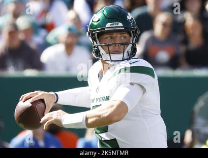 East Rutherford, États-Unis. 09th octobre 2022. Les Jets de New York Zach Wilson jette un pass dans le premier trimestre contre les dauphins de Miami au stade MetLife à East Rutherford, New Jersey, dimanche, 9 octobre 2022. Photo de John Angelillo/UPI crédit: UPI/Alay Live News Banque D'Images