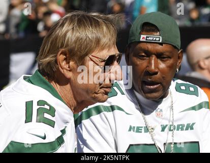 East Rutherford, États-Unis. 09th octobre 2022. Le quarterback du New York Jets Hall of Fame Joe Namath et Wesley Walker se tiennent sur le terrain pour l'hymne national avant le match contre les dauphins de Miami au stade MetLife à East Rutherford, New Jersey, dimanche, 9 octobre 2022. Photo de John Angelillo/UPI crédit: UPI/Alay Live News Banque D'Images