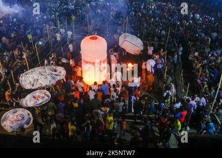 Dhaka, Dhaka, Bangladesh. 9th octobre 2022. Des milliers de bouddhistes ont célébré la traditionnelle Prabarana Purnima au temple du Bouddha de Kamolapur Bihar à Dhaka, au Bangladesh, sur 09 octobre 2022. Ils ont libéré des ballons en papier aux chandelles dans l'air. (Credit image: © Abu Sufian Jewel/ZUMA Press Wire) Credit: ZUMA Press, Inc./Alamy Live News Banque D'Images