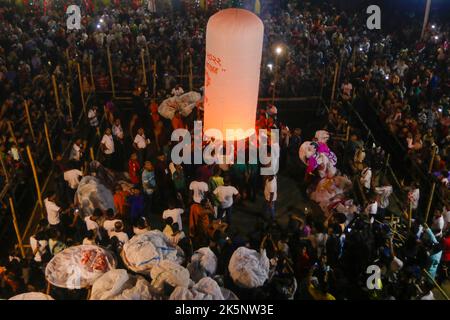 Dhaka, Dhaka, Bangladesh. 9th octobre 2022. Des milliers de bouddhistes ont célébré la traditionnelle Prabarana Purnima au temple du Bouddha de Kamolapur Bihar à Dhaka, au Bangladesh, sur 09 octobre 2022. Ils ont libéré des ballons en papier aux chandelles dans l'air. (Credit image: © Abu Sufian Jewel/ZUMA Press Wire) Credit: ZUMA Press, Inc./Alamy Live News Banque D'Images