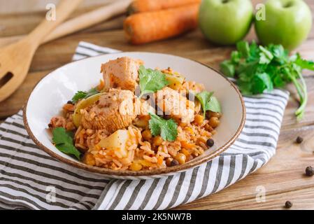 Pilaf de dinde. Grande assiette de deuxième plat. Un repas fait maison. Gros morceaux de viande de dinde dans le riz, les épices et les carottes et oignons rôtis. Le plat i Banque D'Images