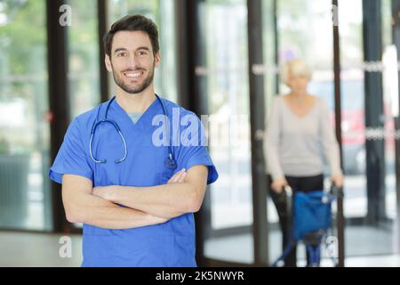 portrait d'un médecin de sexe masculin dans des gommages bleus Banque D'Images