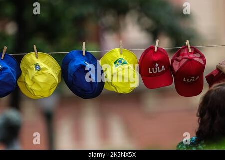 Belo Horizonte, Brésil. 09th octobre 2022. Les casquettes pendent sur le banc de touche d'un rallye de campagne avec Luiz Inácio Lula da Silva. Après la victoire étroite de l'ancien chef d'État brésilien de gauche Luiz Inácio Lula da Silva au premier tour de l'élection présidentielle, il y aura un second tour entre lui et le président sortant Bolsonaro sur 30 octobre 2022. Credit: Rodney Costa/-/dpa/Alay Live News Banque D'Images