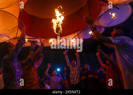 Dhaka, Dhaka, Bangladesh. 9th octobre 2022. Des milliers de bouddhistes ont célébré la traditionnelle Prabarana Purnima au temple du Bouddha de Kamolapur Bihar à Dhaka, au Bangladesh, sur 09 octobre 2022. Ils ont libéré des ballons en papier aux chandelles dans l'air. (Credit image: © Abu Sufian Jewel/ZUMA Press Wire) Credit: ZUMA Press, Inc./Alamy Live News Banque D'Images