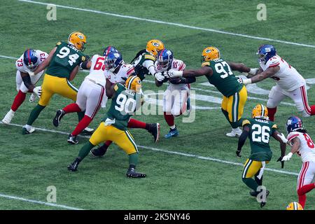 Londres, Royaume-Uni. 9th octobre 2022 ; Stade Tottenham Hotspur. Tottenham, Londres, Angleterre; NFL UK football, New York Giants versus GreenBay Packers: New York Giants Running Back Saquon Barkley (26) est abordé par Green Bay Packers défensif Lineman Kenny Clark (97) Credit: Action plus Sports Images/Alay Live News Banque D'Images