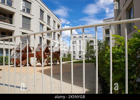 Urbanisme Munich. Candide/Hellabrunner Straße. Vue sur le terrain de jeu entre 2 bâtiments résidentiels sur le site Old Osram à Munich Untergie Banque D'Images