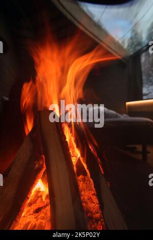 Spa Hotel Järvisydän, Rantasalmi, Finlande, janvier 2021: Cheminée avec un grand feu de joie dans un hôtel finlandais pendant l'hiver. Atmosphère chaleureuse et chaleureuse Banque D'Images