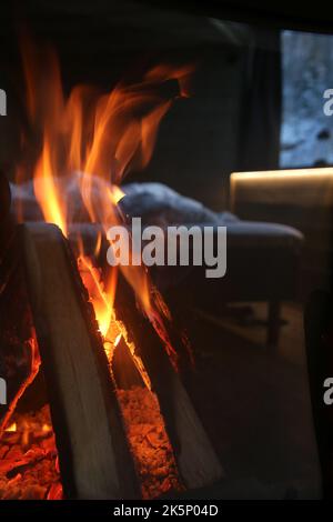 Spa Hotel Järvisydän, Rantasalmi, Finlande, janvier 2021: Cheminée avec un grand feu de joie dans un hôtel finlandais pendant l'hiver. Atmosphère chaleureuse et chaleureuse Banque D'Images