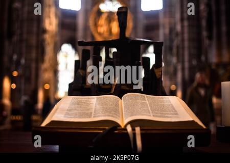 Gros plan d'une Bible ouverte sur un stand à l'intérieur d'une Église Banque D'Images