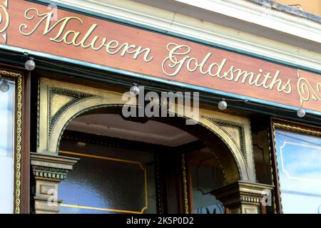 Malvern Goldsmiths entrée grandiose dans Great Malvern, Worcestershire - anciennement le chimiste dirigé par Lea et Perrins de la renommée de la sauce Worcestershire Banque D'Images