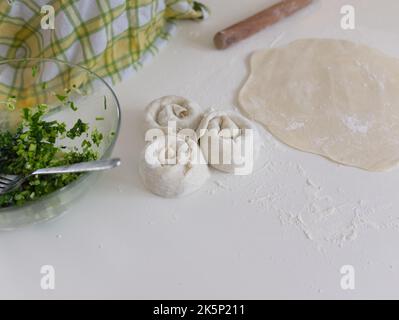 Cuisine chinoise dans la fabrication. Pancake au scallion, une pâtisserie traditionnelle que les gens font à la maison. Banque D'Images