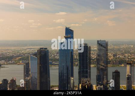 Vue magnifique sur les gratte-ciels de Manhattan sur fond de paysage urbain. New York. ÉTATS-UNIS. Banque D'Images