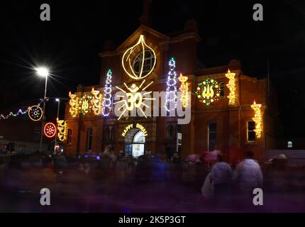 Leicester, Leicestershire, Royaume-Uni. 9th octobre 2022. Les gens assistent à l'événement annuel d'allumage Diwali Lights sur le Golden Mile. LeicesterÔs fête de Diwali est l'une des plus grandes en dehors de l'Inde. Credit Darren Staples/Alay Live News. Banque D'Images