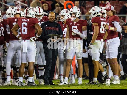 08 octobre 2022 Palo Alto, CA États-Unis l'entraîneur-chef de Stanford David Shaw sur le terrain pendant le match de football NCAA entre les castors de l'État de l'Oregon et le Cardinal de Stanford. L'État de l'Oregon a battu Stanford 28-27at Stanford Stadium Palo Alto, CA Thurman James/CSM Banque D'Images
