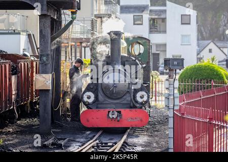 Préparation de la locomotive à vapeur Blanche à la gare Ffestiniog, Porthmadog, Gwnydd, pays de Galles, le 3 octobre 2022 Banque D'Images