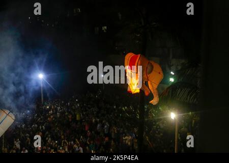 Dhaka, Dhaka, Bangladesh. 9th octobre 2022. Des milliers de bouddhistes ont célébré la traditionnelle Prabarana Purnima au temple du Bouddha de Kamolapur Bihar à Dhaka, au Bangladesh, sur 09 octobre 2022. Ils ont libéré des ballons en papier aux chandelles dans l'air. (Credit image: © Abu Sufian Jewel/ZUMA Press Wire) Credit: ZUMA Press, Inc./Alamy Live News Banque D'Images