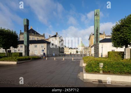 Copenhague, Danemark. Octobre 2022. Les sculptures modernes réalisées par l'artiste Arnaldo Pomodoro dans le jardin Amalie en centre-ville Banque D'Images