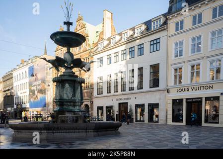 Copenhague, Danemark. Octobre 2022. La fontaine des cigognes de la place Amagertorv dans le centre-ville Banque D'Images