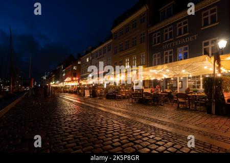 Copenhague, Danemark. Octobre 2022. Les maisons colorées des 17th et 18th siècles sur le canal de Nyhavn, avec des bateaux en bois dans le centre-ville de ni Banque D'Images