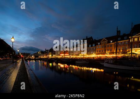 Copenhague, Danemark. Octobre 2022. Les maisons colorées des 17th et 18th siècles sur le canal de Nyhavn, avec des bateaux en bois dans le centre-ville de ni Banque D'Images