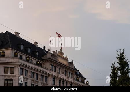 Copenhague, Danemark. Octobre 2022. Le drapeau danois volant sur le toit d'un ancien palais dans le centre-ville Banque D'Images