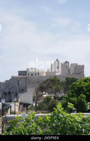 Le sanctuaire de Santa Maria a Mare est une église catholique de style roman située sur l'île de San Nicola dans l'archipel de l'île Tremiti Banque D'Images