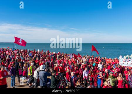 On estime que 2 000 000 manifestants se réunissent à Tankerton Beach, près de Whitstable, dans le Kent, pour protester contre les rejets d'eaux usées par Southern Water en octobre 2022. Banque D'Images