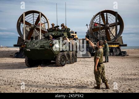 Le mécanicien de construction de la Marine américaine de classe 3rd, Brandon Baker, affecté à l'unité principale de la plage (BMU) 2, dirige un véhicule blindé léger, affecté à l'unité expéditionnaire maritime (UMM) 22nd, coussin d'air de l'embarcation Off Landing 83, affecté à l'unité de l'embarcation d'assaut (ACU) 4, à Morehead City, en Caroline du Nord, le 8 octobre 2022. Le Kearsarge Amphiobie Ready Group et a lancé 22nd MEU opère dans l'océan Atlantique pour soutenir les opérations navales afin de maintenir la stabilité et la sécurité maritimes afin d'assurer l'accès, de décourager l'agression et de défendre les intérêts américains, alliés et partenaires. (É.-U. Navy photo par Mass Communicat Banque D'Images