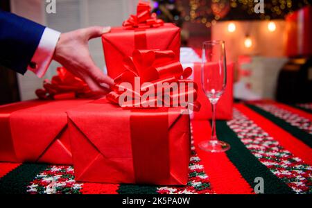 Préparez-vous pour noël et le nouvel an. Concept d'emballage de cadeaux. Moments magiques. Préparez des cadeaux surprise pour votre famille et vos amis. Boîtes-cadeaux avec grand ruban Banque D'Images