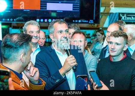 Cottbus, Allemagne. 09th octobre 2022. Tobias Schick (SPD, M) parle après le décompte de l'élection de second tour pour le bureau du maire de Cottbus. Le politicien SPD deviendra maire de Cottbus. Cet homme de 41 ans a clairement emporté le candidat de l'AfD lors des élections de deuxième tour de dimanche. Credit: Frank Hammerschmidt/dpa/Alay Live News Banque D'Images