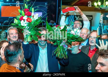 Cottbus, Allemagne. 09th octobre 2022. Tobias Schick (SPD, M) tient des bouquets de fleurs après le compte pour l'élection de ruissellement pour le bureau du maire de Cottbus. Le politicien du SPD deviendra le maire de Cottbus. Cet homme de 41 ans a clairement emporté le candidat de l'AfD lors des élections de deuxième tour de dimanche. Credit: Frank Hammerschmidt/dpa/Alay Live News Banque D'Images