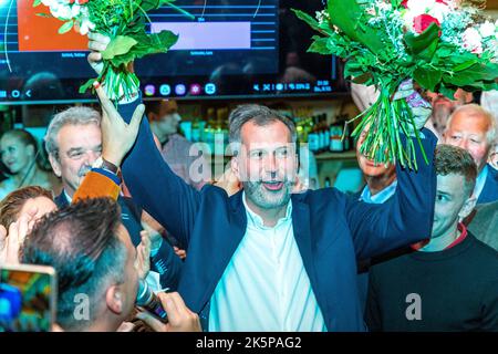 Cottbus, Allemagne. 09th octobre 2022. Tobias Schick (SPD, M) tient des bouquets de fleurs après le compte pour l'élection de ruissellement pour le bureau du maire de Cottbus. Le politicien du SPD deviendra le maire de Cottbus. Cet homme de 41 ans a clairement emporté le candidat de l'AfD lors des élections de deuxième tour de dimanche. Credit: Frank Hammerschmidt/dpa/Alay Live News Banque D'Images