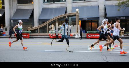 Chicago, Illinois, États-Unis. 9th octobre 2022. 2022 Bank of America le marathon de Chicago commence en direction du nord sur Columbus Drive et se dirige vers l'emblématique State Street qui fait des kilomètres et des kilomètres d'architecture historique. Le parcours de course emmène les participants dans 29 quartiers animés lors d'une visite architecturale de Chicago. Les grands marathons débuteront et se termineront à Grant Park à partir de 7am. (Image de crédit : © Pat A. Robinson/ZUMA Press Wire) Banque D'Images