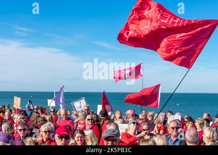 On estime que 2 000 000 manifestants se réunissent à Tankerton Beach, près de Whitstable, dans le Kent, pour protester contre les rejets d'eaux usées par Southern Water en octobre 2022. Banque D'Images