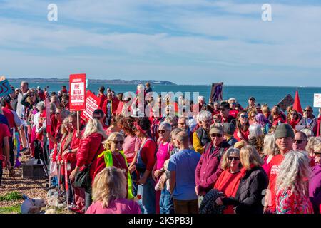 On estime que 2 000 000 manifestants se réunissent à Tankerton Beach, près de Whitstable, dans le Kent, pour protester contre les rejets d'eaux usées par Southern Water en octobre 2022. Banque D'Images