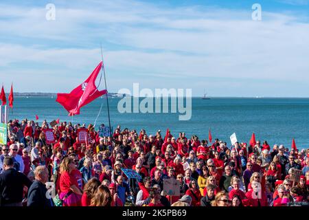 On estime que 2 000 000 manifestants se réunissent à Tankerton Beach, près de Whitstable, dans le Kent, pour protester contre les rejets d'eaux usées par Southern Water en octobre 2022. Banque D'Images