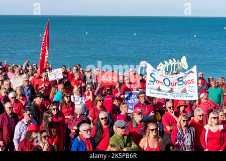 On estime que 2 000 000 manifestants se réunissent à Tankerton Beach, près de Whitstable, dans le Kent, pour protester contre les rejets d'eaux usées par Southern Water en octobre 2022. Banque D'Images