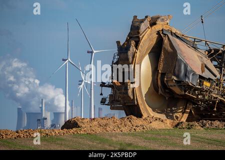 Mine de lignite opencast Garzweiler II, dragage de pelle hydraulique sur pneus à godets, au bord de la mine opencast près du village de Lützerath, appartenant à Erk Banque D'Images