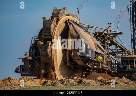 Mine de lignite opencast Garzweiler II, dragage de pelle hydraulique sur pneus à godets, au bord de la mine opencast près du village de Lützerath, appartenant à Erk Banque D'Images