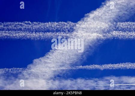 Contrailles, traces de vapeur nuages en forme de ligne produits par moteur d'avion, Banque D'Images