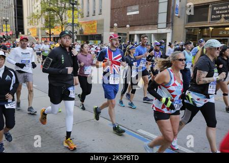 Chicago, Illinois, États-Unis. 9th octobre 2022. 2022 Bank of America le marathon de Chicago commence en direction du nord sur Columbus Drive et se dirige vers l'emblématique State Street qui fait des kilomètres et des kilomètres d'architecture historique. Le parcours de course emmène les participants dans 29 quartiers animés lors d'une visite architecturale de Chicago. Les grands marathons débuteront et se termineront à Grant Park à partir de 7am. (Image de crédit : © Pat A. Robinson/ZUMA Press Wire) Banque D'Images