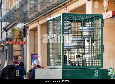 Cardiff, pays de Galles - octobre 2022 : station de surveillance de la qualité de l'air pour mesurer la pollution de la ville dans une rue du centre-ville de Cardiff Banque D'Images