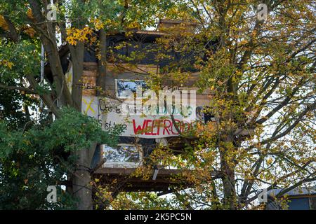 Le village de Lützerath à la mine de lignite à ciel ouvert Garzweiler II, les derniers bâtiments du village abandonné sont occupés par la protection du climat a Banque D'Images