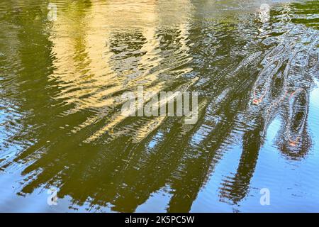 Motif fait par le reflet d'un bâtiment sur les eaux ondulées d'un canal. Fond. Personne. Banque D'Images