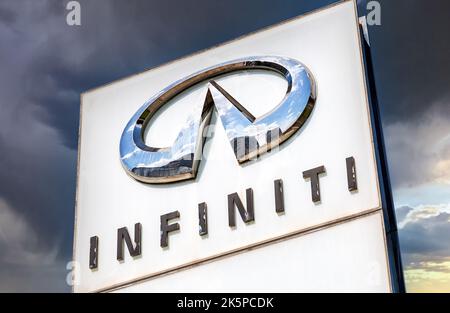 Samara, Russie - 18 juin 2022 : signe de concession à l'infini avec le logo. Infiniti est la division véhicules de luxe du constructeur automobile japonais Nissan Banque D'Images