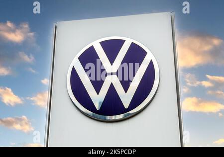 Samara, Russie - 5 juin 2022: Volkswagen signe contre un ciel. Volkswagen est le plus grand constructeur automobile allemand Banque D'Images