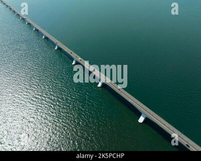 Pont de Zeelandbridge à l'infini dans la vue aérienne de drone de distance. Partie de Delta fonctionne. Infrastructure néerlandaise holland Zeeland. Livraison du transport Banque D'Images